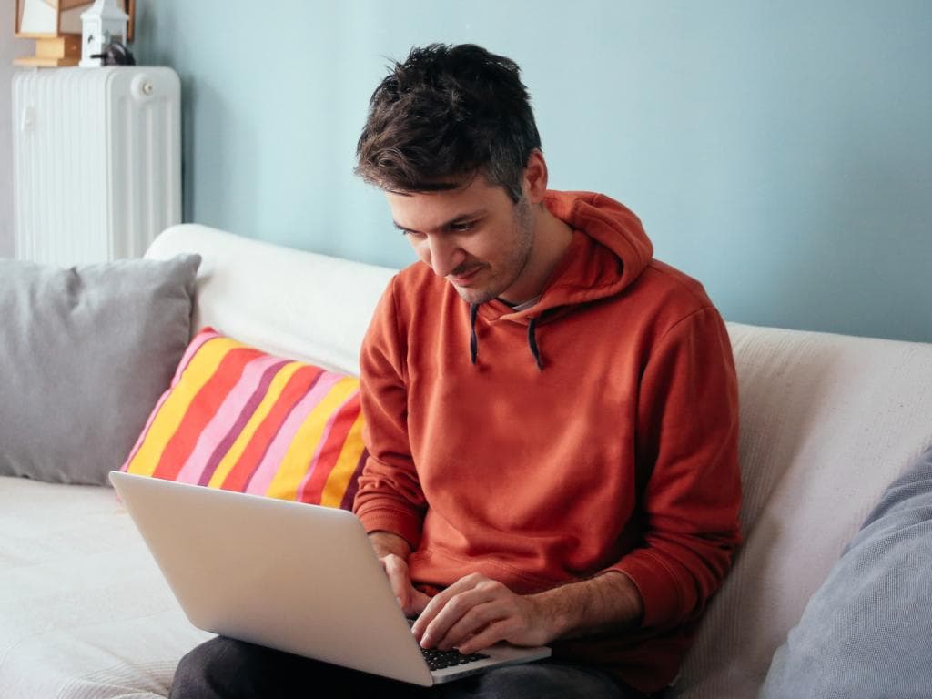 Man with laptop L 0