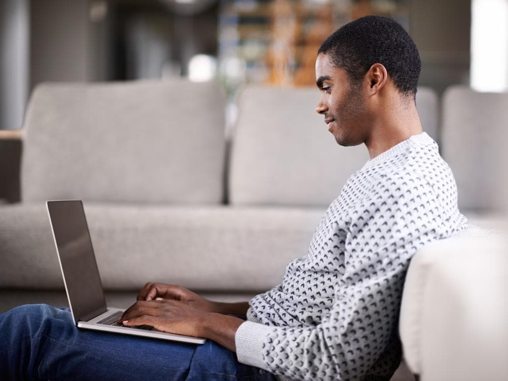 Man with laptop L 0